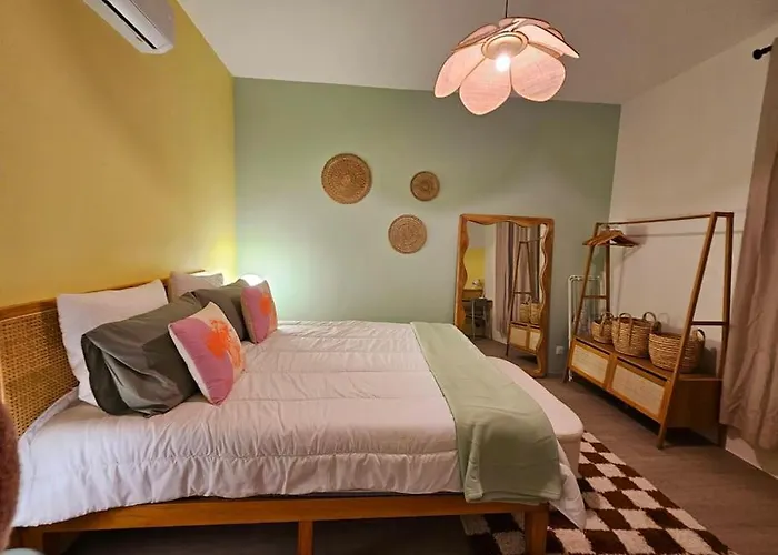 Le Pastel Yourhosthelper * Ναρμπόν