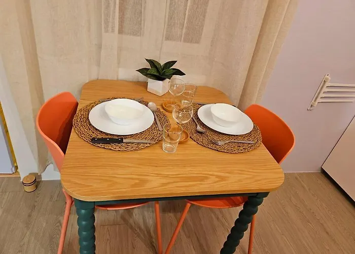 Le Pastel Yourhosthelper Ναρμπόν